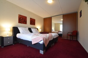 House | 3 bedrooms, individually furnished, iron/ironing board, bed sheets