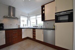 Private kitchen - Family Home in Zeewolde by Forest Trails (Zeewolde)