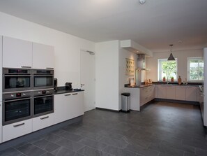 House | Private kitchen | Highchair - Pet-friendly Mansion (Swolgen)