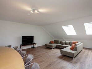 House | Game room - Pet-friendly Mansion (Swolgen)