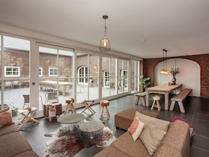 House | Living room - Pet-friendly Mansion (Swolgen)