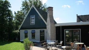 Outdoor dining - Carefully Furnished Chalet With Microwave, at the Wadden Sea (Hippolytushoef)