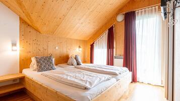 Nhà gỗ | 4 phòng ngủ, trang bị nội thất với thiết kế riêng biệt, bộ trải giường