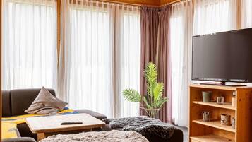 Nhà gỗ | 4 phòng ngủ, trang bị nội thất với thiết kế riêng biệt, bộ trải giường