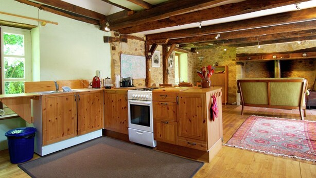 Fridge, microwave, oven, stovetop - Quaint Cottage in Juillac With Private Garden (Juillac)