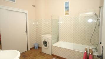 House | Bathroom | Combined shower/bathtub