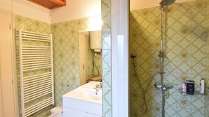 Shower - Cozy Cottage With Private Pool in Millay (Millay)