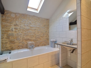 Bathtub, towels - Authentic Holiday Home in Oussoy-en-gâtinais With Private Swimming Pool (Oussoy-en-Gatinais)