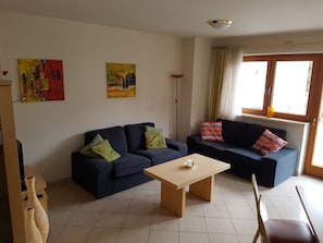 Apartment | Living room - Spacious Apartment on Slopes in Saalbach-hinterglemm (Saalbach-Hinterglemm)