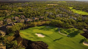 Eine Vogelperspektive eines Golfplatzes mit mehreren Häusern ringsherum.