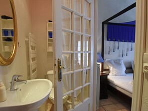 Villa | Bathroom | Combined shower/bathtub, towels - Stately Villa in La Gaude With Relaxation Area and Pool (La Gaude)