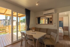 Trailer premium, 2 quartos, terraço, no jardim | Opções para refeição no quarto