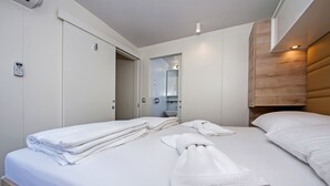 Mobil Karavan Premium, 2 kamar tidur, teras, area taman