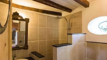 Cottage | Phòng tắm | Buồng tắm vòi sen, khăn tắm