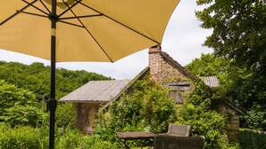 Balcony - Beautiful Cottage Near Forest in Juillac (Juillac)