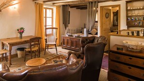 Living room - Beautiful Cottage Near Forest in Juillac (Juillac)