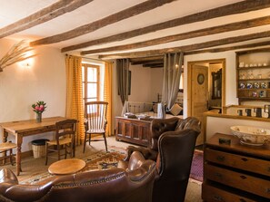 Living room - Beautiful Cottage Near Forest in Juillac (Juillac)