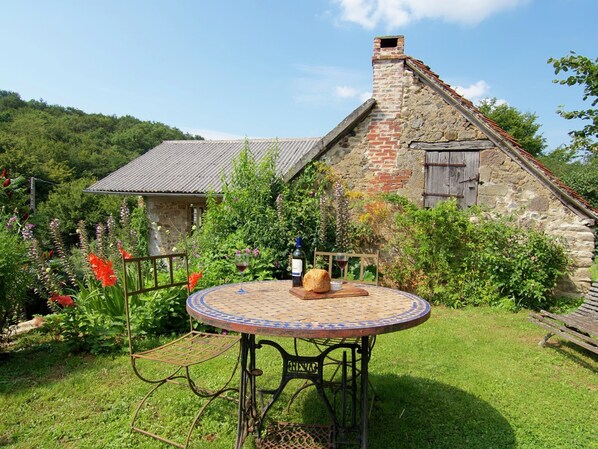 Cottage | Property grounds - Beautiful Cottage Near Forest in Juillac (Juillac)