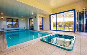 Una piscina techada, una piscina al aire libre