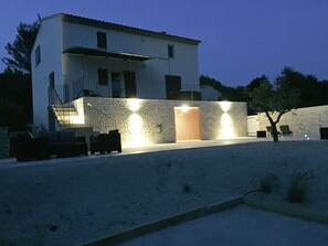 Exterior - Villa in Luberon With Saltwater Pool (Apt)