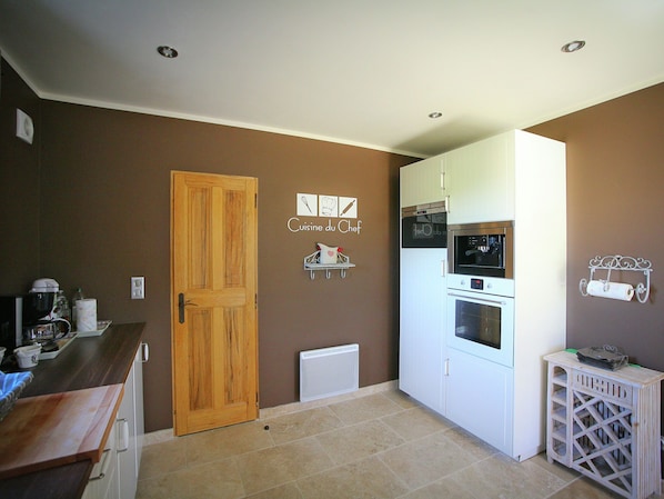 Villa | Private kitchen - Villa in Luberon With Saltwater Pool (Apt)