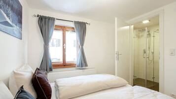 Chalet | Bathroom | Shower, towels