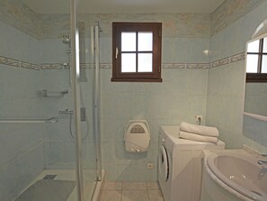 Bathroom - Secluded Villa in Félines With Private Pool, Nice Views & Close to Town Centre (Felines-Minervois)