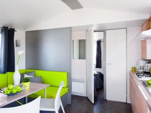Bungalow | Living room - Luxury Mobile Home With Wooden Terrace, Near the Coast (Vias)