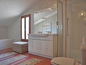 Villa | Badezimmer | Duschwanne, Handtücher