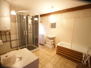 House | Bathroom | Bathtub - Holiday Home in the Forest With Private Swimming Pool and Playground Equipment (Les Rouges-Eaux)