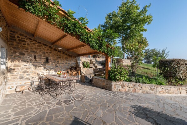 Outdoor dining - Holiday Home With Private Terrace (Saint-Beauzire)
