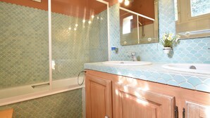 House | Bathroom | Bathtub - Beautiful House With Swimming Pool and Yurt Near Villefranche-du-périgord (Saint-Cernin-de-l'Herm)