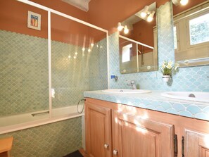 Ferienhaus | Badezimmer | Badewanne
