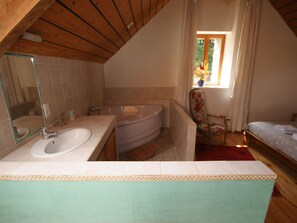 Rumah | Kamar mandi | Kombinasi shower/bathtub dan handuk