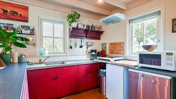 Highchair, cookware/dishes/utensils