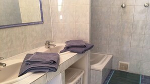 House | Bathroom - Holiday Home in Villecroze With Pool & Garden (Villecroze)