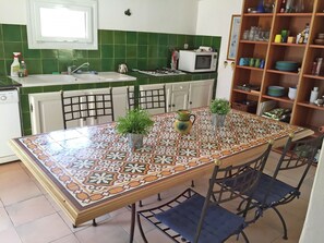 House | Private kitchen - Holiday Home in Villecroze With Pool & Garden (Villecroze)