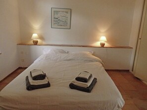 Villa | 4 bedrooms, individually furnished, iron/ironing board, bed sheets - Saint-siffret: Forest & Pool (Saint-Siffret)