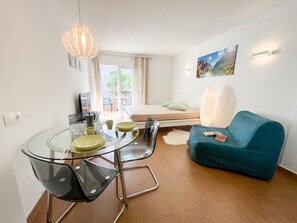 1 chambre, coffres-forts dans les chambres, fer et planche à repasser