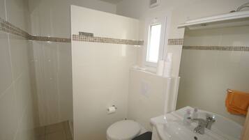 Apartment | Bathroom | Shower, towels