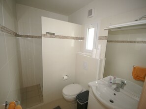 Apartment | Bathroom | Shower, towels - Quiet Apartment in Aregno by the Sea (Aregno)