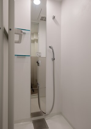 Regadera, secadora de cabello, toallas, papel de baño 