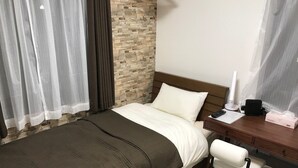 A hotel room with a bed, a desk, a chair, a lamp, and a window with curtains. - Ginza Tsukiji GUEST HOUSE 301. (Chuo)