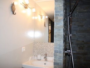 Bathroom - Alluring Holiday Home in Saint-andré-de-cruzières With Pool (Saint-Andre-de-Cruzieres)
