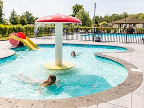 Outdoor pool - Modern Chalet With Dishwasher, Only 18 km. From Rotterdam (Nieuwerkerk aan den IJssel)