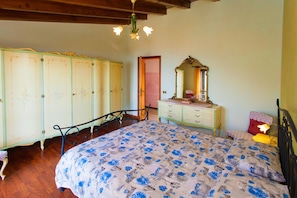 4 chambres, lits bébé (gratuits), draps fournis