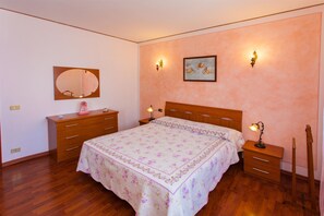 4 Schlafzimmer, kostenlose Babybetten, Bettwäsche