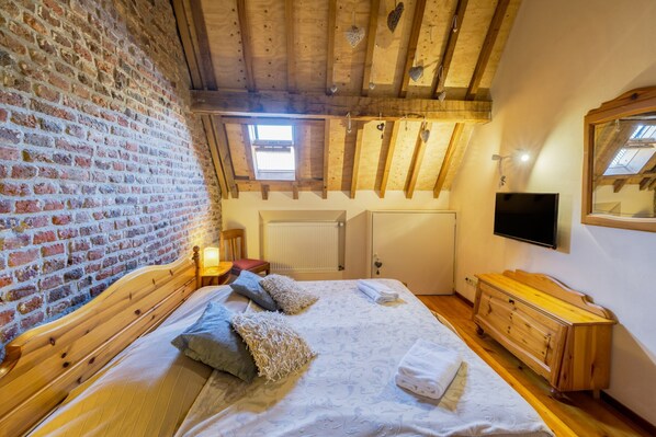 Apartment | 2 bedrooms, bed sheets - Rustic Apartment in Mesch near Town Center (Eijsden)