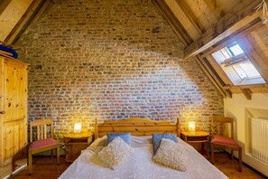 2 عدّة غرف نوم وطراز فريد لكل وحدة وملاءات أسرّة