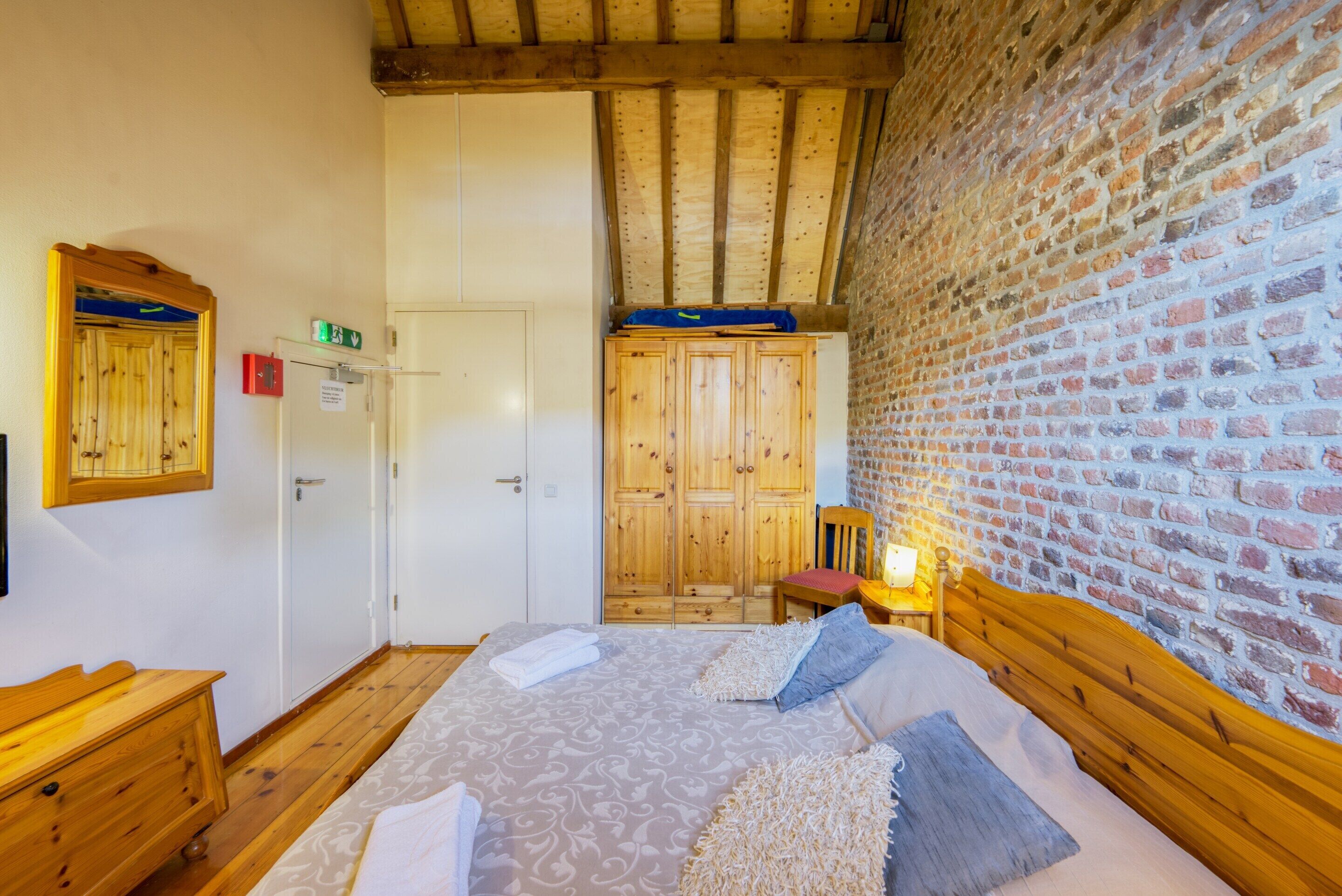 2 عدّة غرف نوم وطراز فريد لكل وحدة وملاءات أسرّة